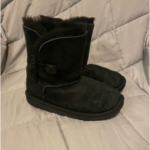 UGG Kids Bailey Button 2 boots Size 3 Little Kid